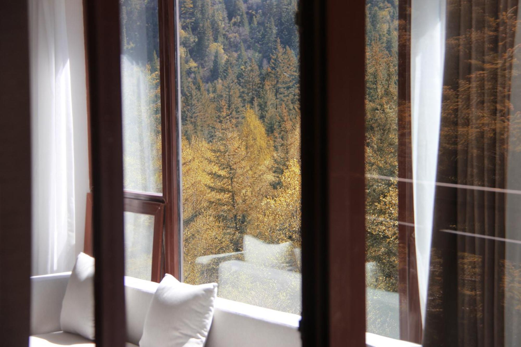 Premium Twin Room with Mountain View and Club Lounge Access